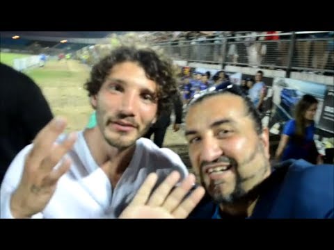 Stefano De Martino saluta i fan col Salutatore