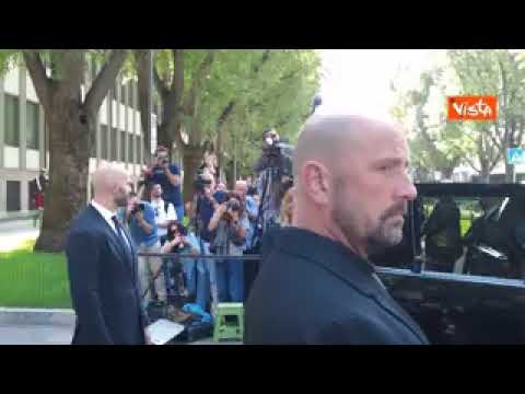 Donatella Versace lascia la Camera ardente del re della moda Giorgio Armani