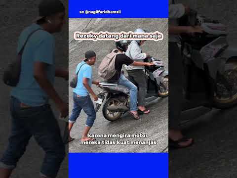 momen 2 pwmuda yang memberikan uang ke panjaga tanjakan
