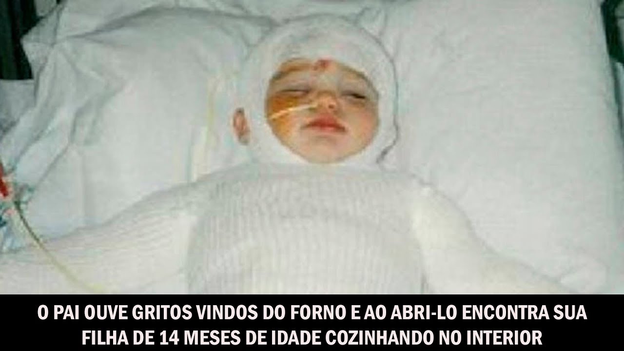 O pai ouve gritos vindos do forno e ao abri-lo encontra sua filha de 14 meses de idade cozinhando