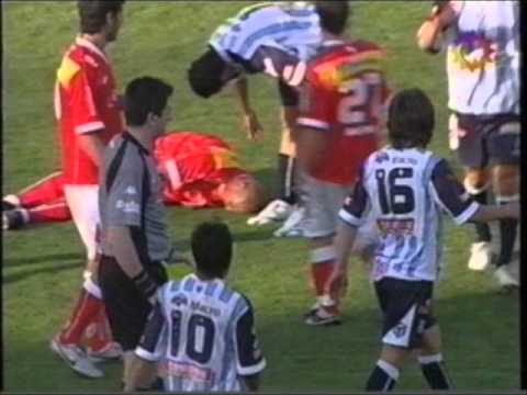 Ariel Colzera pechea a Carlos Maglio