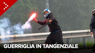 Guerriglia in tangenziale a Milano. I manifestanti pro Pal invadono le corsie, violenti scontri