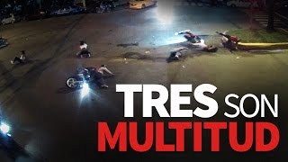Tres son multitud