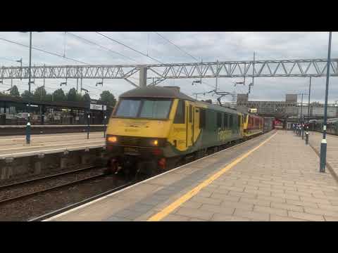 Freightliner 90042/90047 on intermodal at Stafford