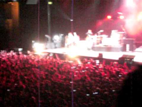 paramore performing emergency live at the lg arena birmingham november 2010