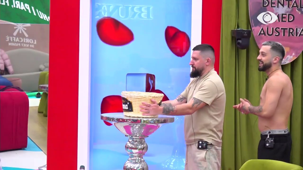 Natë lojërash në shtëpi/ Banorët tentojnë të shënojnë kosha me një top të improvizuar