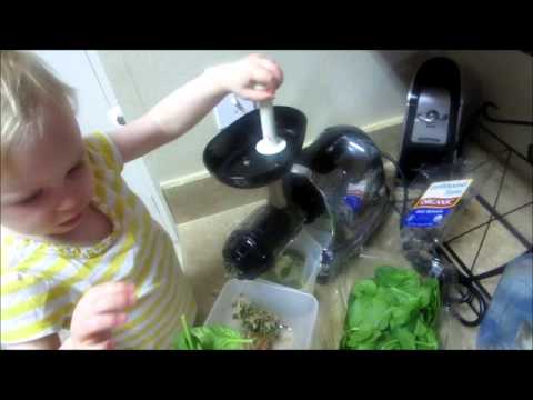 Aerilyn Makes Green Juice
