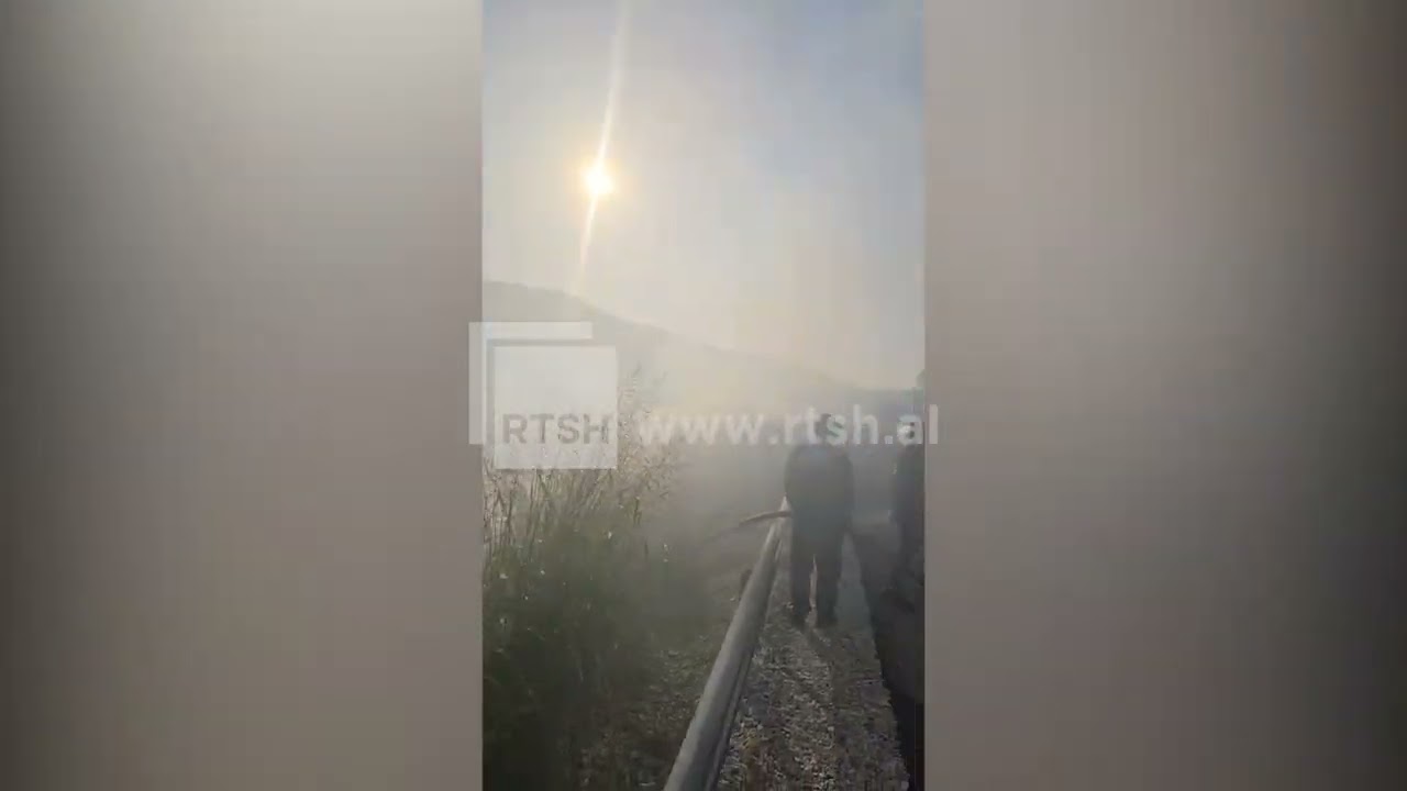 Vatër zjarri në Visokë të Mallakastrës, flakët përhapen pranë rrugës kryesore