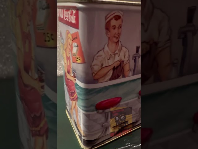 Vídeo relacionado con Nostalgic-Art - Coca-Cola Logo Yellow - bote de almacenamiento plana, 23x16x7 cm