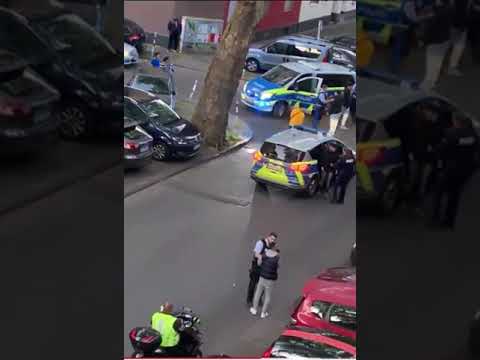 Rassistische Polizei verprügelt 15 Jährigen und versucht im Amt Handys zu klauen