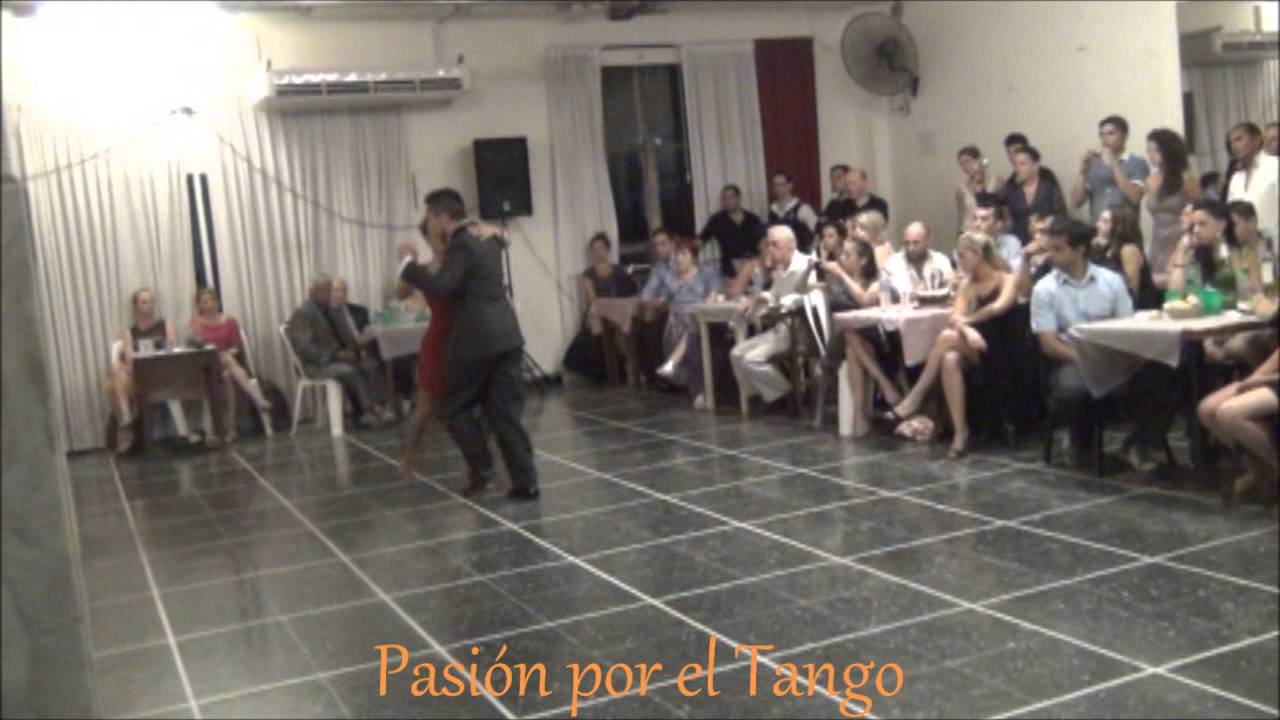 CLARISA ARAGON y JONATHAN SAAVEDRA Bailando el Tango MENSAJE en FLOREAL MILONGA
