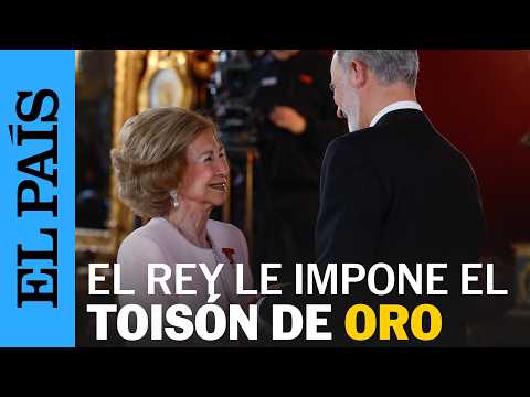 King Felipe VI bestows the Order of the Golden Fleece upon his mother, Queen Sofía | EL PAÍS