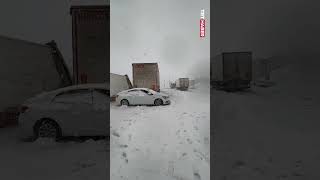 Bitlis'te 4 tır ve 2 otomobilin karıştığı zincirleme kazada 5 kişi yar
