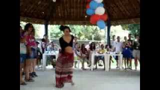 Cris dançando "Nothing at All - Santana Feat. Musiq"