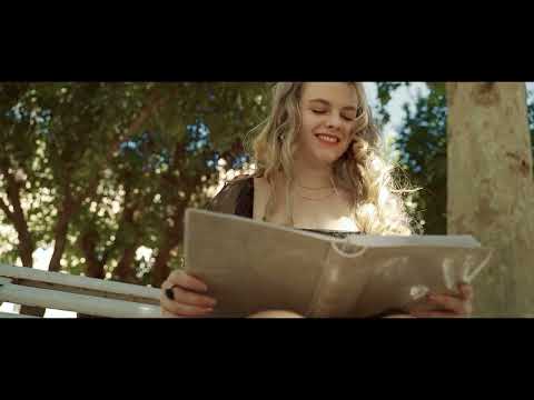 Claudia María-QUERIDOS PADRES-Videoclip Oficial