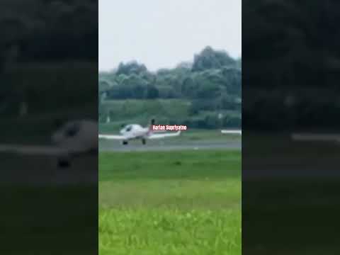 Sepuluh (10) Dari Dua puluh(20) Pesawat GROB-120 TP TNI-AU Berputar Di Runway Halim Perdanakusuma