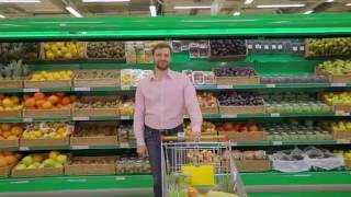 Video-Thumbnail von Werbespot: Energiemanager neben Einkaufswagen an Obst-/Gemüsetheke im Supermarkt