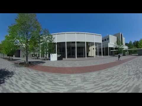 現代経済学科 図書館前広場 injected