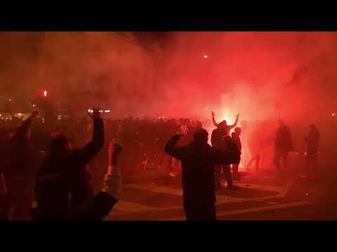 Bad Blue Boysi pale baklje i skandiraju pred hotelom Sheraton