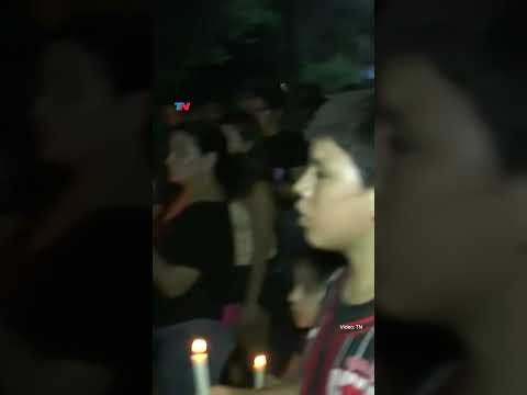 SANTA FE I Realizaron una emotiva vigilia en la puerta de la escuela donde mataron a un alumno