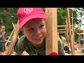 Honderd kinderen zagen en timmeren er in Emmeloord op los