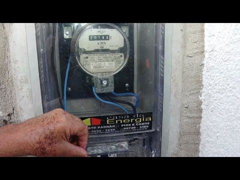 Troca de poste causa transtornos a casal