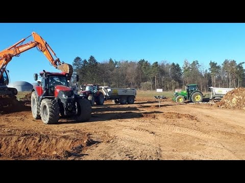 Traktoren mit Erdmulde und Bagger im Baustelleneinsatz; Case, John Deere, Hitachi; Erdarbeiten