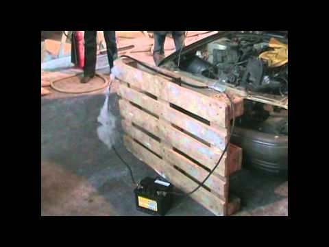 Kurzschluss einer Autobatterie