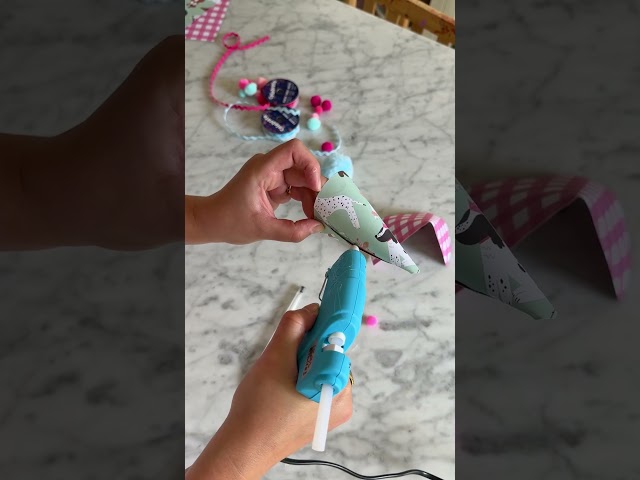 Vídeo relacionado con Kit de fabricación de sombreros de fiesta con temática de animales de bosque con tallos de chenilla y pegatinas. Actividades grupales, manualidades, suministros cumpleaños, Navidad, Pascua para niños