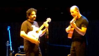 Arreola y Trey Gunn tocando ukulele