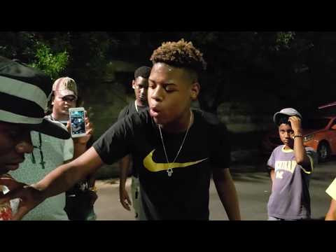 R8 In The House vs Choque Dineral and Mampulo Black Freestyle in a live performance outside Sosob...