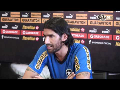 Loco Abreu distribui patadas após falhar em pênalti.