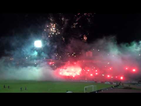 "Recibimiento al Deportivo Quito el 03 de mayo del 2012 frente a U de Chile.MTS" Barra: Mafia Azul Grana &bull; Club: Deportivo Quito
