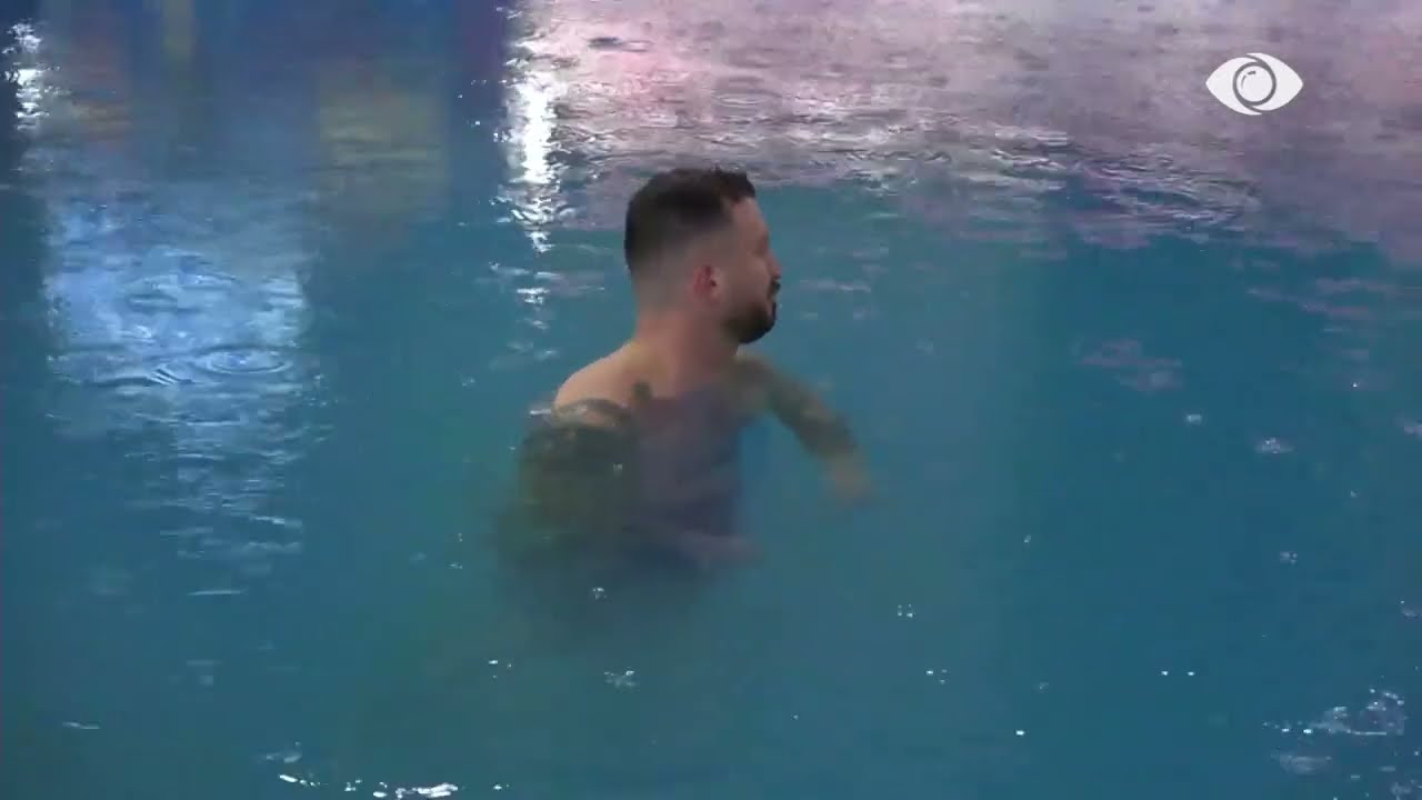 Romeo vendos të lahet në pishinë, sfidon edhe... shiun