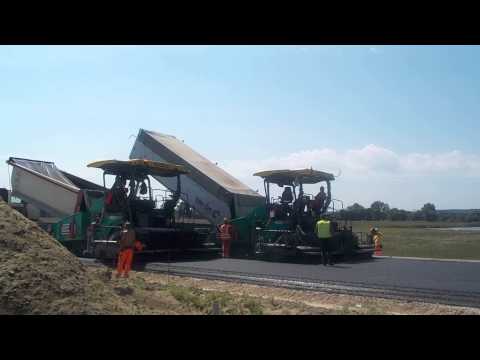 Budowa A4 Rzeszów Jaroslaw - Układanie masy bitumicznej