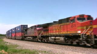 preview picture of video 'BNSF 7264 at Oregon Trail Road near Polo, Illinois on 5-31-09'