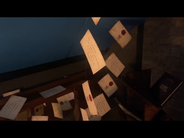 Vídeo relacionado con con*Quest Journals Harry Potter - Decoración Oficial de Letras flotantes de Hogwarts, 40 Tarjetas de Carta y Cuerda de Nailon para Colgar, decoración del hogar, con Licencia Oficial (40 Piezas, 4