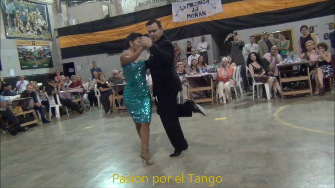 CARLA ESPINOSA y GABRIEL MISSE Bailando el Tango ESTA NOCHE DE LUNA en LA MILONGA DEL MORAN