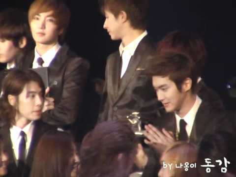 [Fancam] 091210 Super Junior @ Golden Disk Awards Photo Time - Hankyung focus [동감]