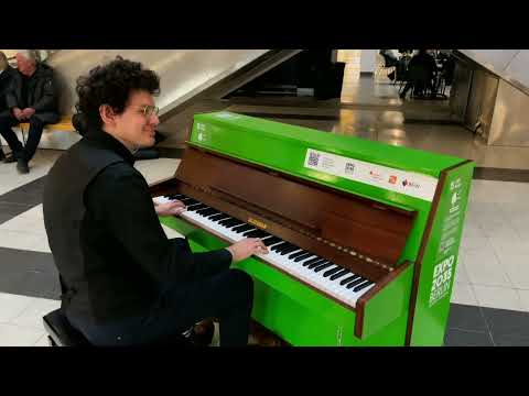 Thomas Krüger finds a green public Piano from EXPO 2035 at Grüne Woche Berlin! Amazing Medley