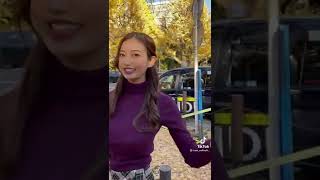 目のやり場に困る　謎のミニスカ美女