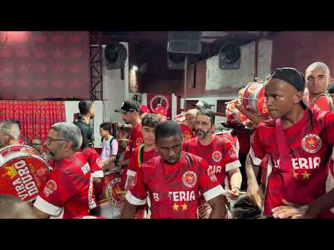 Bateria da Viradouro no ensaio de quadra para o carnaval 2025