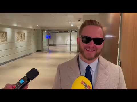 Henrik Vinge möter media i solglasögon: "Optimistisk tolkning"