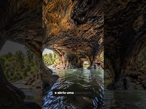 O Rio de Goiás Que Passa Por Baixo de Uma Ponte Natural
