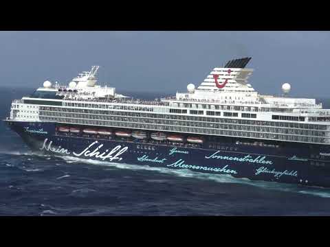 Mein Schiff Herz umrundet Mein Schiff 3 mitten im Atlantik am 19.11.2022