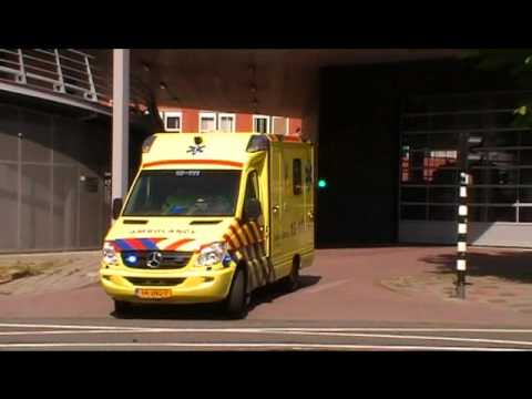Ambulance 15-111 Delft met spoed naar de Westlandseweg