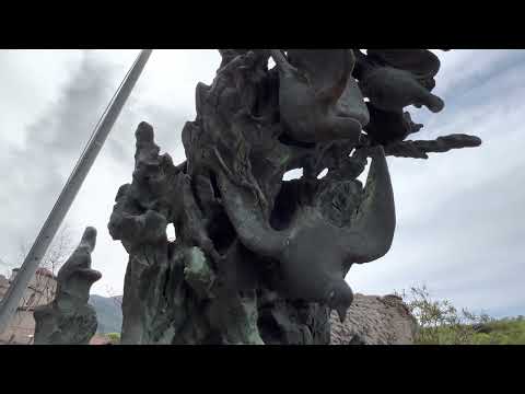 Ukrainische und Russische Hände stecken sich nach der Friedenstauben (Club Fred)