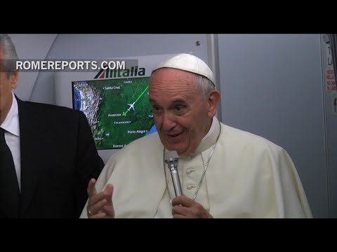 Francisco explica qué pensó ante el crucifijo de Evo