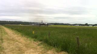 preview picture of video 'VULCAN XM655 SISTER OF XH558 SLOW TAXI AMAZING SOUND AND IMPRESSIVE SIGHT 655 MAPS'