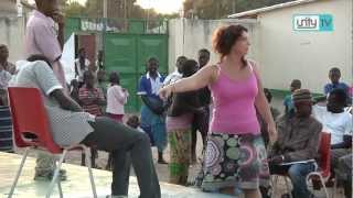 preview picture of video 'Hillegom inBeeld: Theater voor scholieren in Gambia (deel 2)'